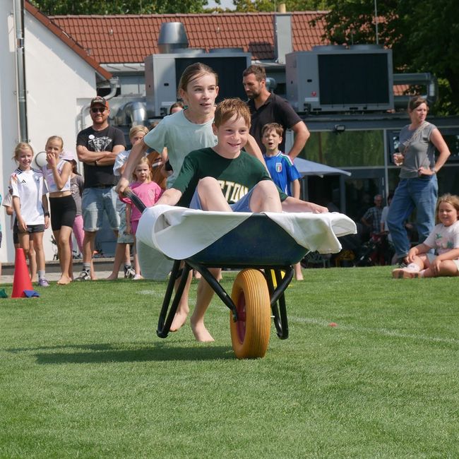 Spielewiese: Schubkarrenrennen
