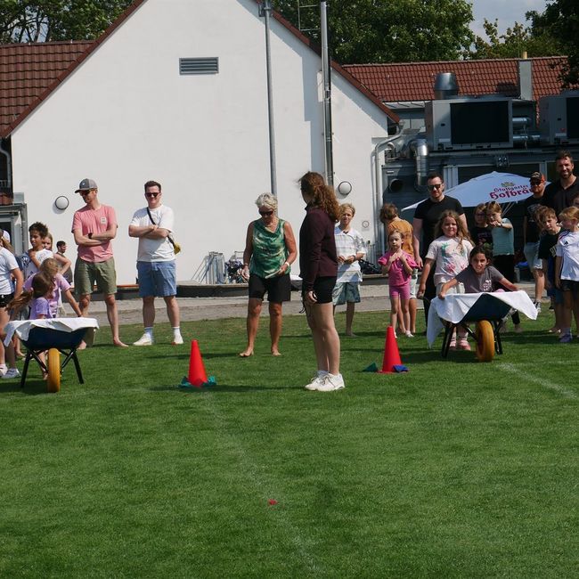 Spielewiese: Schubkarrenrennen