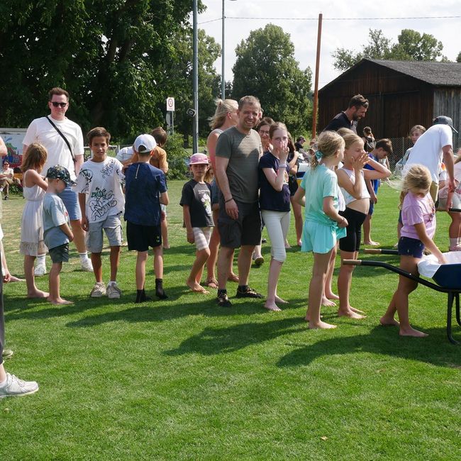 Spielewiese: Schubkarrenrennen