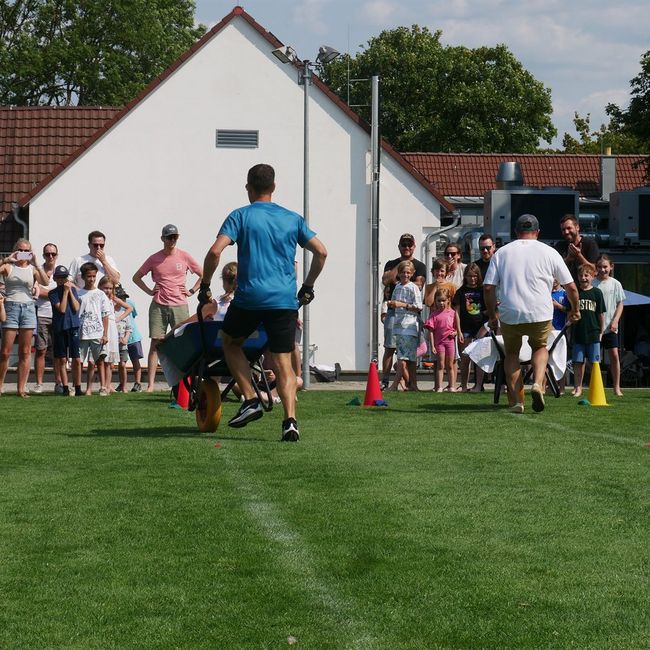 Spielewiese: Schubkarrenrennen