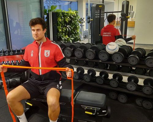 Bundesligasportler starten Schulterpräventionstraining