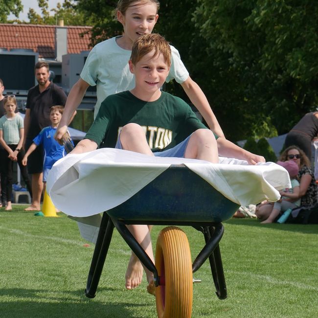 Spielewiese: Schubkarrenrennen