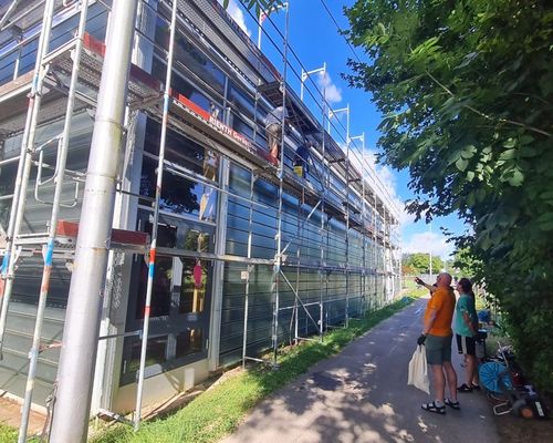 Arbeitseinsatz: Reinigung von 130 Glas-Fassadenelementen